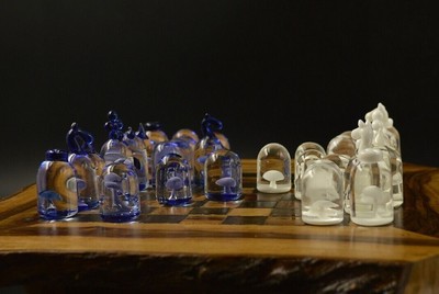 Handgemachtes Schachspiel aus Glas und einem Schachbrett aus Olivenholz. Unikat