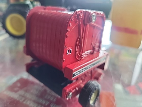 1/32 International 2400 Round Baler No Box Displayed - Picture 7 of 9