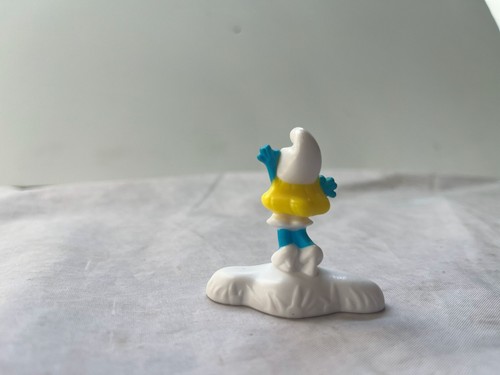 Smurfette McDonalds Smurf Figurine 2017 - Picture 2 of 3