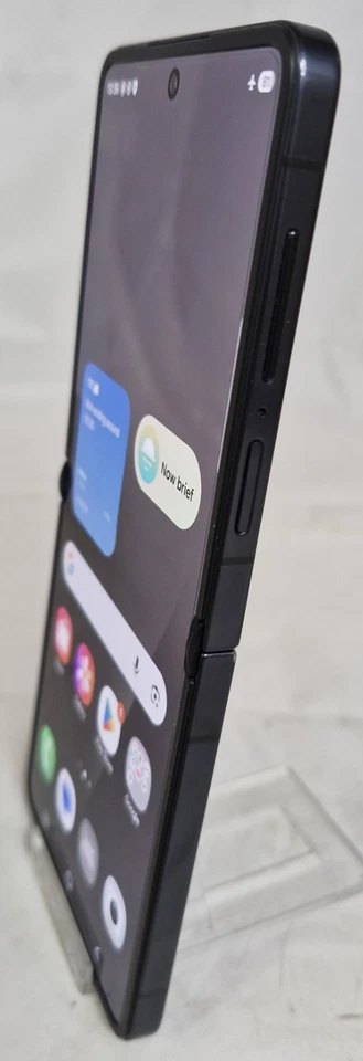 Samsung Galaxy Z Flip 7 -256GB - Jet Black ( 100% Battery), photo 2 of 5
