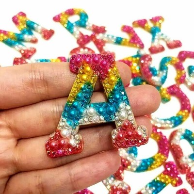 Regenbogen Perlen Patch Buchstaben mehrfarbig blau rosa Strass Glitzer 4,6 cm