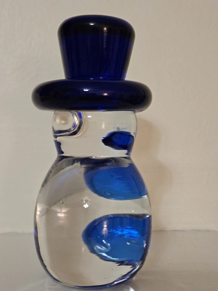 Pisapapeles muñeco de nieve de vidrio artístico Blenko con nariz y botones de sombrero azul cobalto Foto 4 de 4