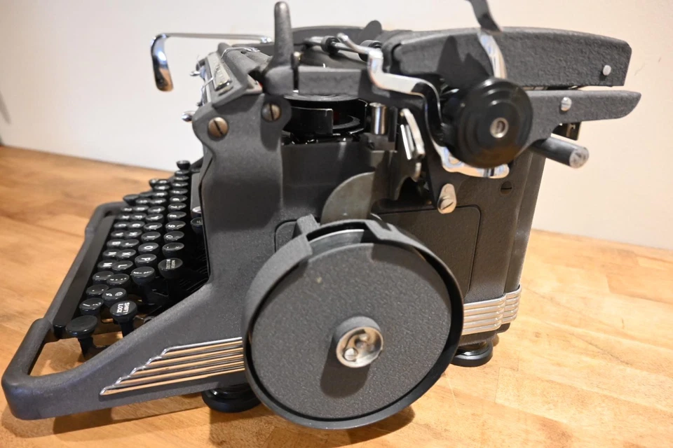 Máquina de escribir Underwood - Tipo de letra de pantalla cursiva limpia rara Foto 4 de 4