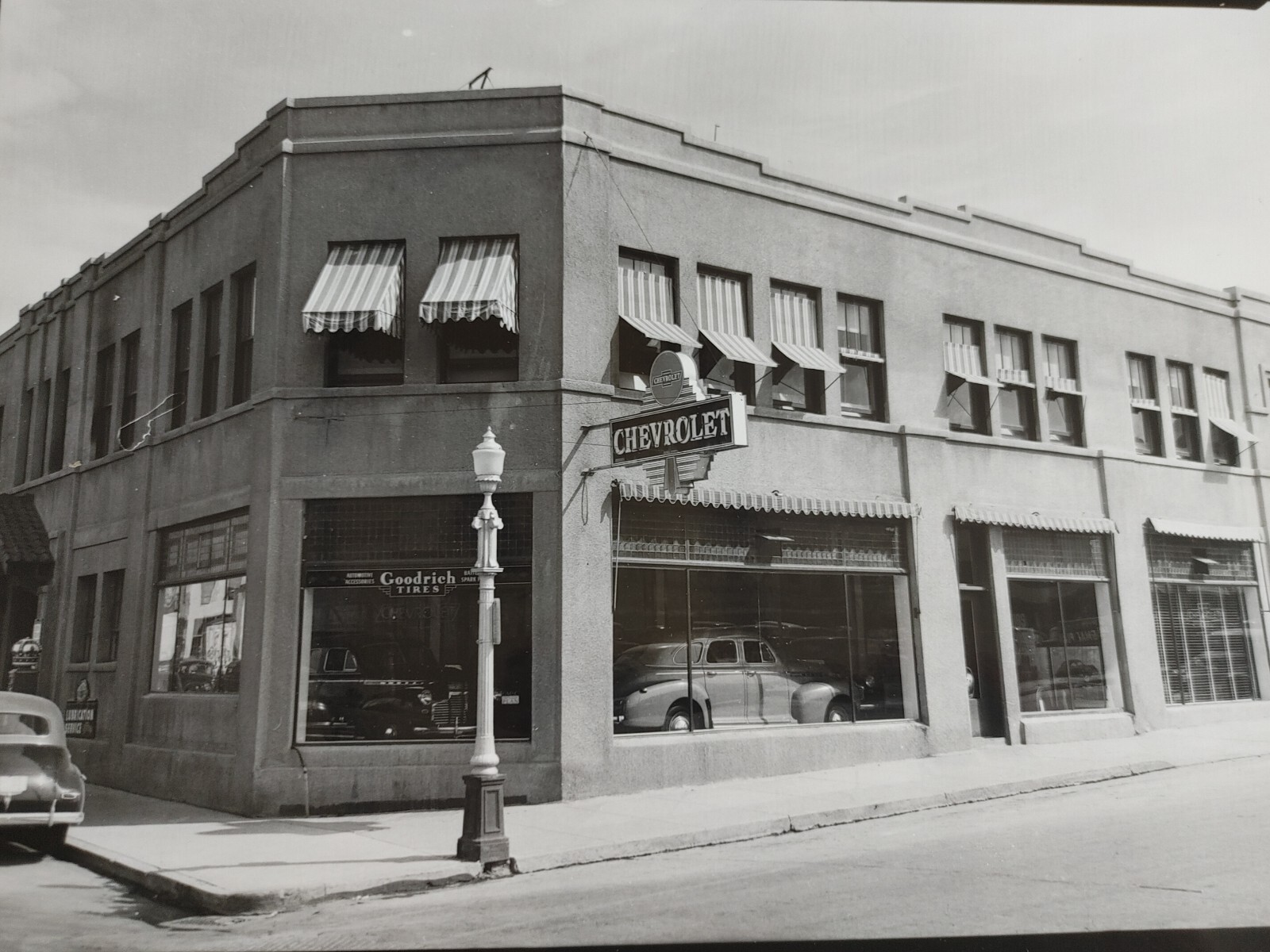 1930'S PHOTO STREET VIEW CHEVROLET AUTO DEALERSHIP SHOWROOM CARS HELENA