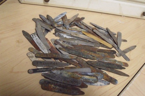 LARGE LOT OF VINTAGE METAL COLLAR STAYS