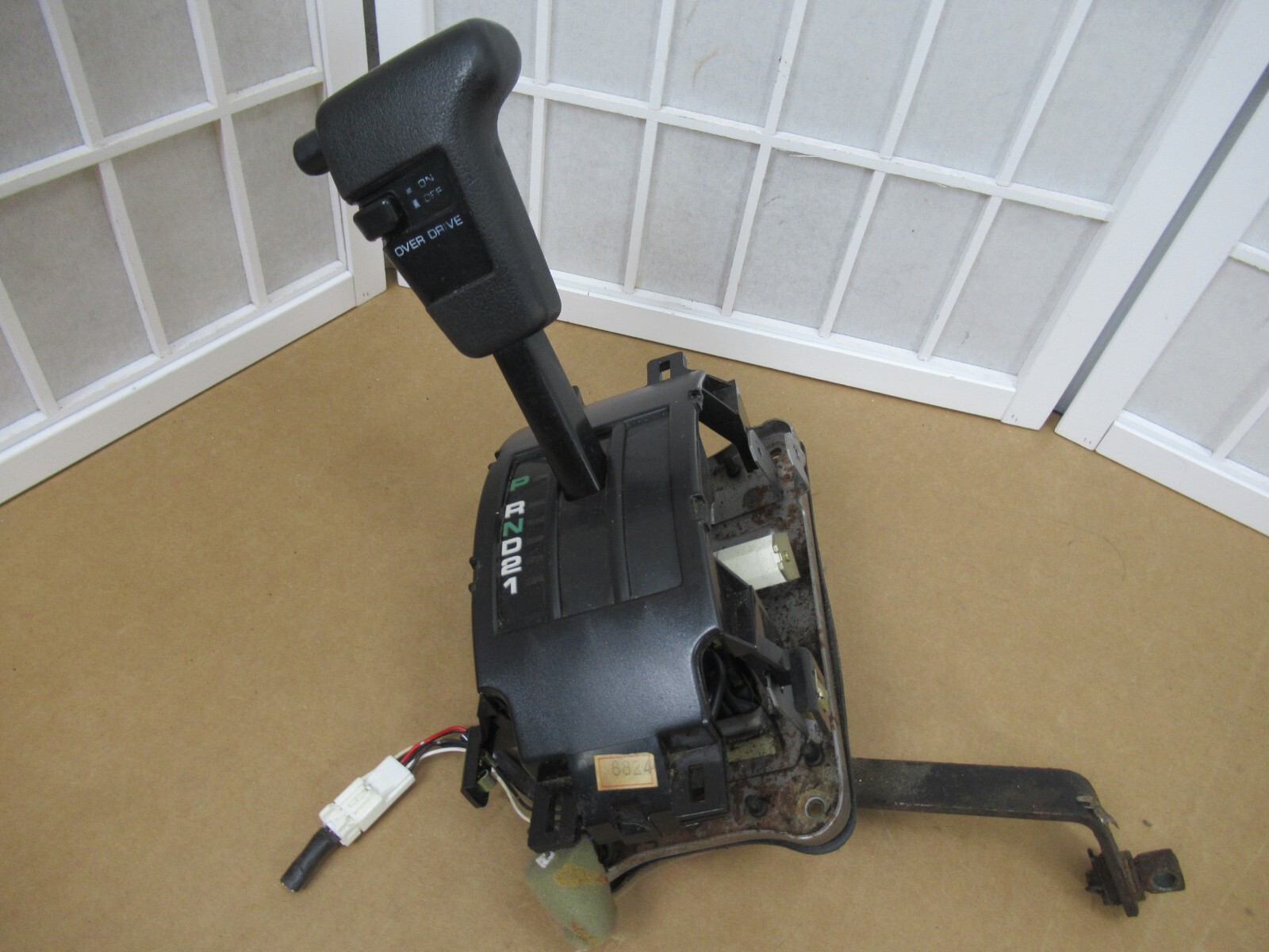 8697 Nissan D21 Pickup Truck Center Console Shifter Armrest Cup Drink