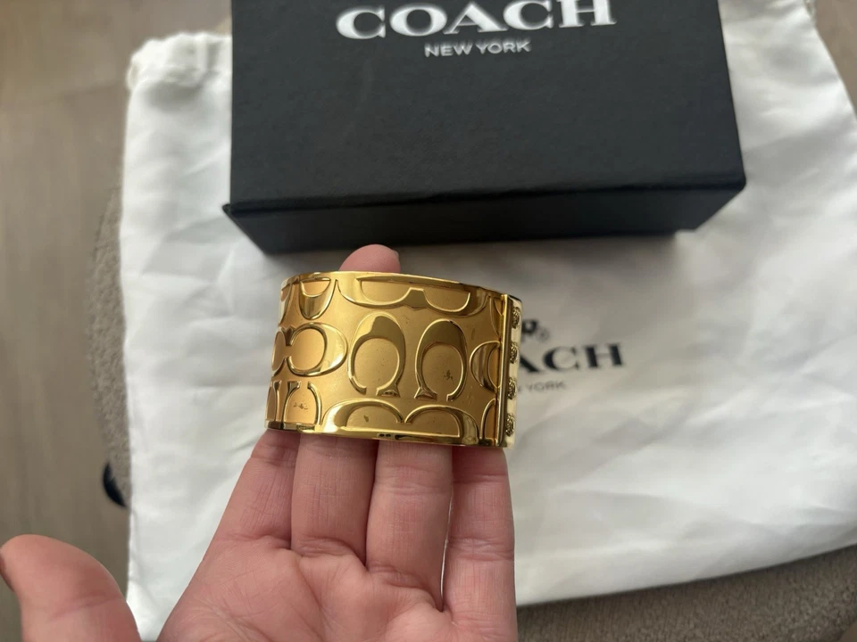Brazalete Coach Signature C dorado extra ancho - Raro Foto 2 de 4