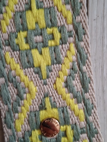 Borsa a tracolla Pom London verde salvia tracolla intrecciata giallo fluo con pom - Foto 17 di 24