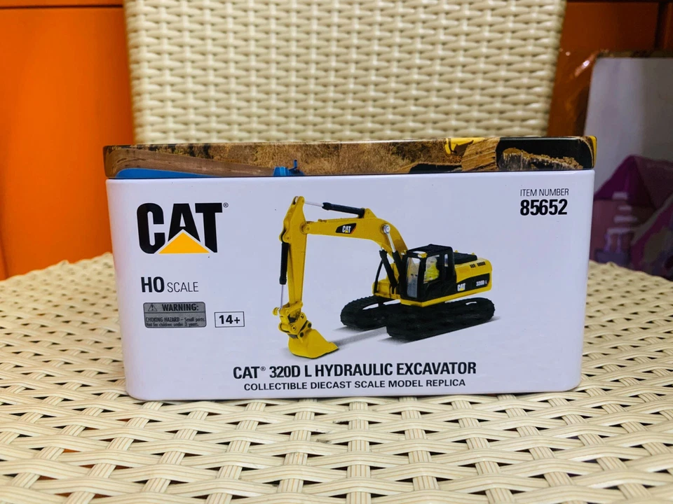 Caterpillar Cat 320D L Hydraulic Excavator 1/87 Scale Diecast Masters DM85652 - Image 4 of 4