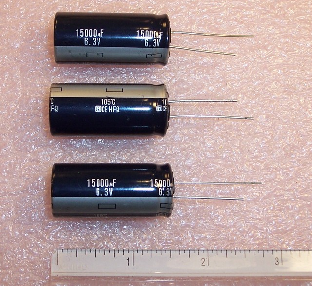 2 Condensatori KEMET A750 560uF 6.3V 105&deg;C - Serie Polimerici A Bassissimo ESR