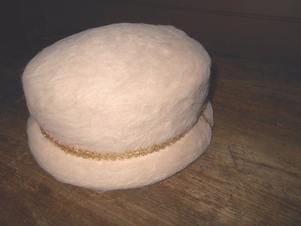 SOMBRERO VINTAGE ROSA PARA DAMA - MATERIAL DE PIEL CON ACENTO TRENZADO DORADO Foto 4 de 4