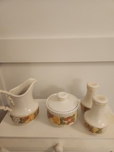 Poppytrail By Metlox Della Robbia Creamer & Sugar Bowl Set And Shakers 