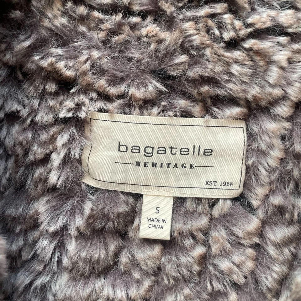 Chaleco Bagatelle drapeado frente abierto imitación piel para mujer talla pequeña gris estampado animal Foto 3 de 4