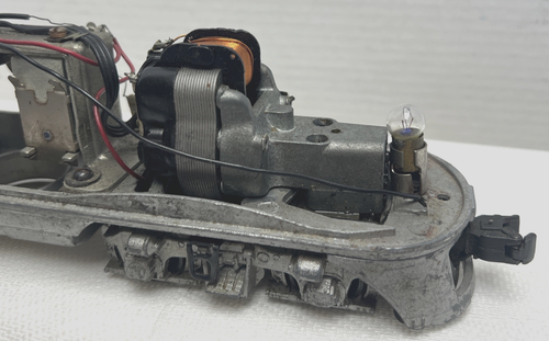 LIONEL POSTWAR "O" 2343 SANTA FE F3 A POWERED CHASSIS, E-UNIT/HORN- WORKS GREAT - Picture 5 of 20