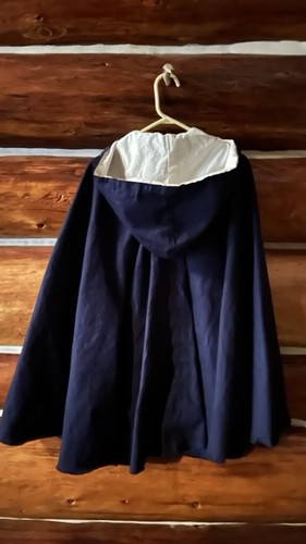 Short Hooded Cloak with Pockets - Picture 2 of 4