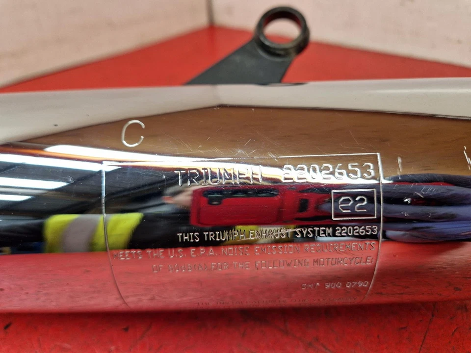 TRIUMPH BONNEVILLE EXHASUT TAIL PIPE RIGHT HAND RH 2004 # DAMAGED #  - Image 4 of 4