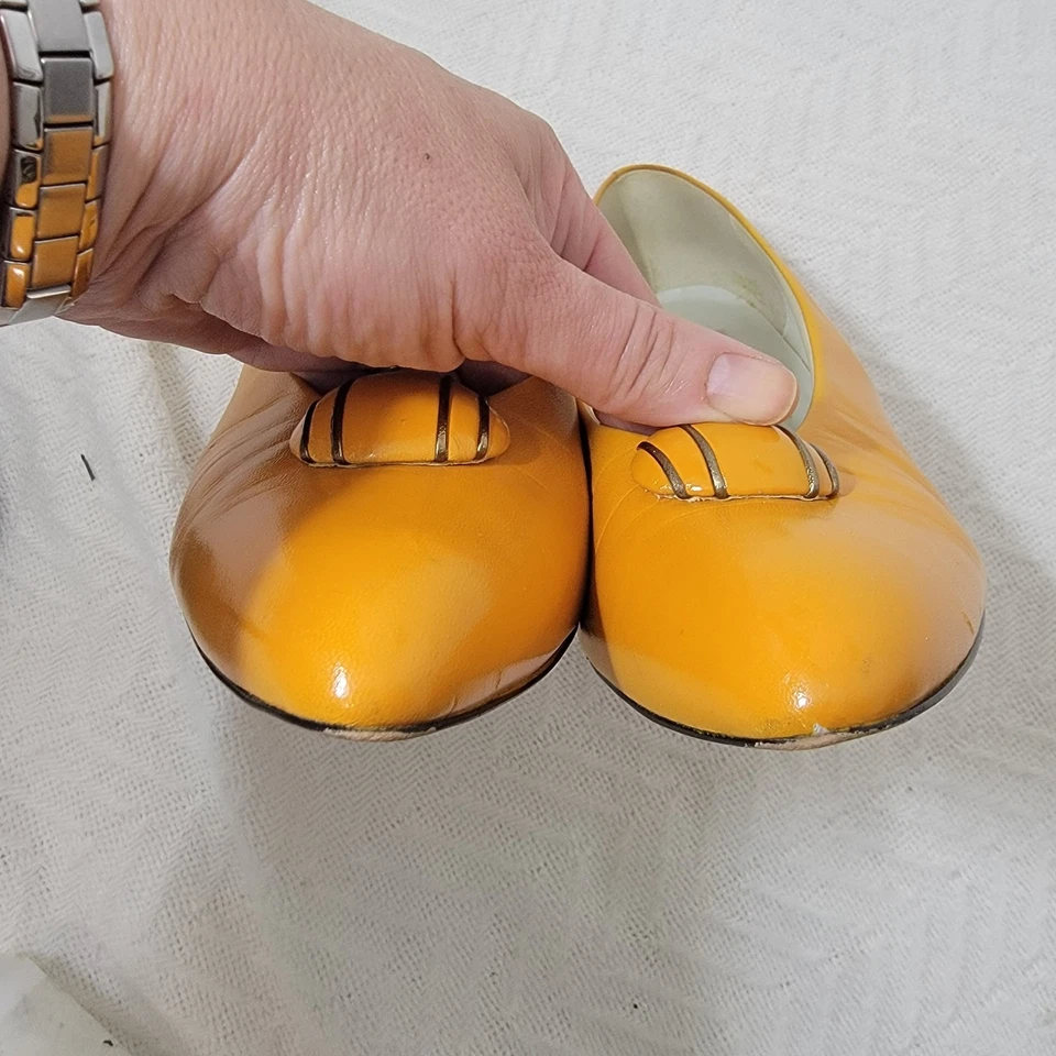Bombas de couro amarelo vintage Liz Claiborne feitas na Espanha biqueira apontada tamanho 10 - Imagem 4 de 4