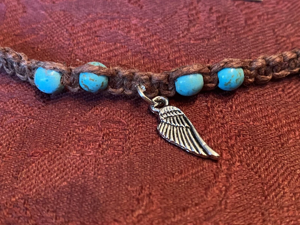 Collar con dije de ala de plata, cordón de cáñamo marrón, cuentas de piedra de color turquesa. Foto 4 de 4