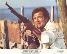 TARJETA ORIGINAL DEL LOBBY BRITÁNICO GRITO AL DIABLO RETRATO DE ROGER MOORE CON RIFLE