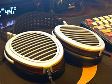 HIFIMAN HE1000se Open-Back Over-Ear Planar Headphones. Yummy sound for da mind.