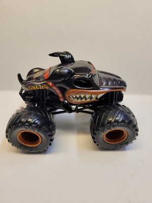 Hot Wheels Monster Jam Monster Mutt Rottweiler Diecast Metal Monster Truck 