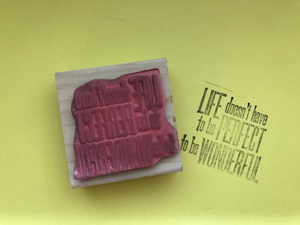 Резиновый штамп Stampers Anonymous Tim Holtz ЖИЗНЬ НЕ ДОЛЖНА БЫТЬ ИДЕАЛЬНОЙ ДЛЯ... - Изображение 2 из 4