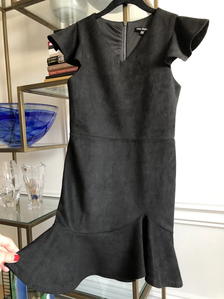 Vestido FIONA con volantes cuello en V de Miss Behave niñas talla 10 negro imitación gamuza Foto 3 de 4