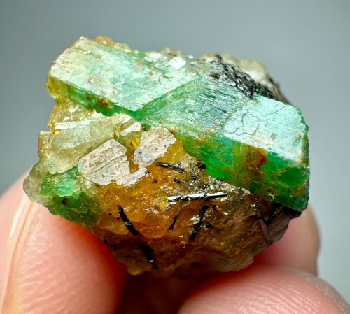 Cristalli di smeraldo Gilgit verde superiore 23 carati ben terminato su quarzo @PAKISTAN - Foto 4 di 10