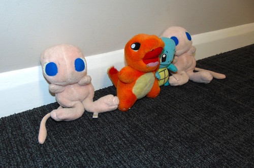 Juguetes suaves de peluche oficiales Pokemon Tomy Happy Fuzzy - 2 Mew, Charmander & Squirtle - Imagen 5 de 16