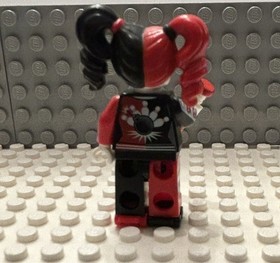 Lego Batman Movie minifig Harley Quinn (70906 or 70922) w/Bat and Roller Skates
