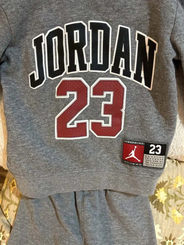 Traje de jogging Jordan para niños talla 2t Foto 2 de 4