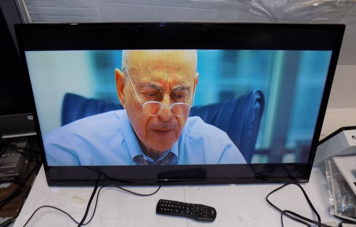 VIZIO E390i-B1E 39" 1080p LED TV NO STAND
