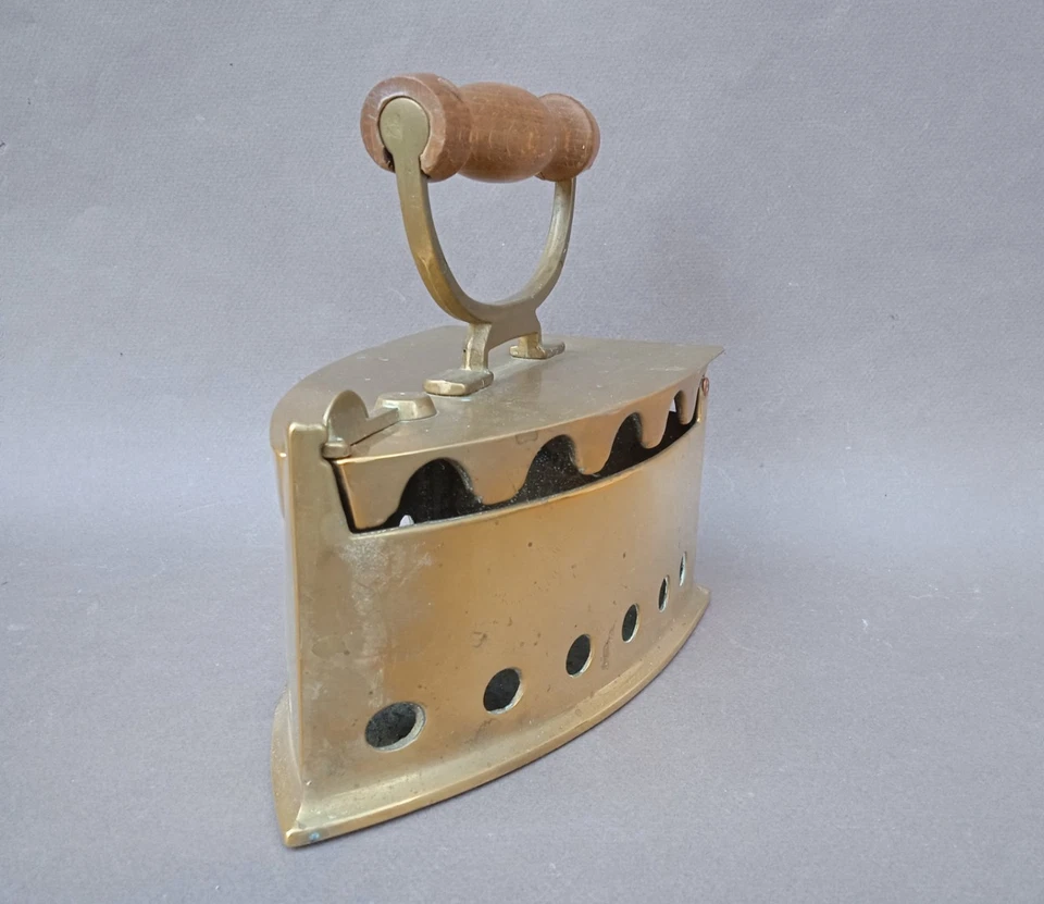 Fer à repasser à braises charbon en laiton doré métal décoration ancien vintage - Photo 4/4