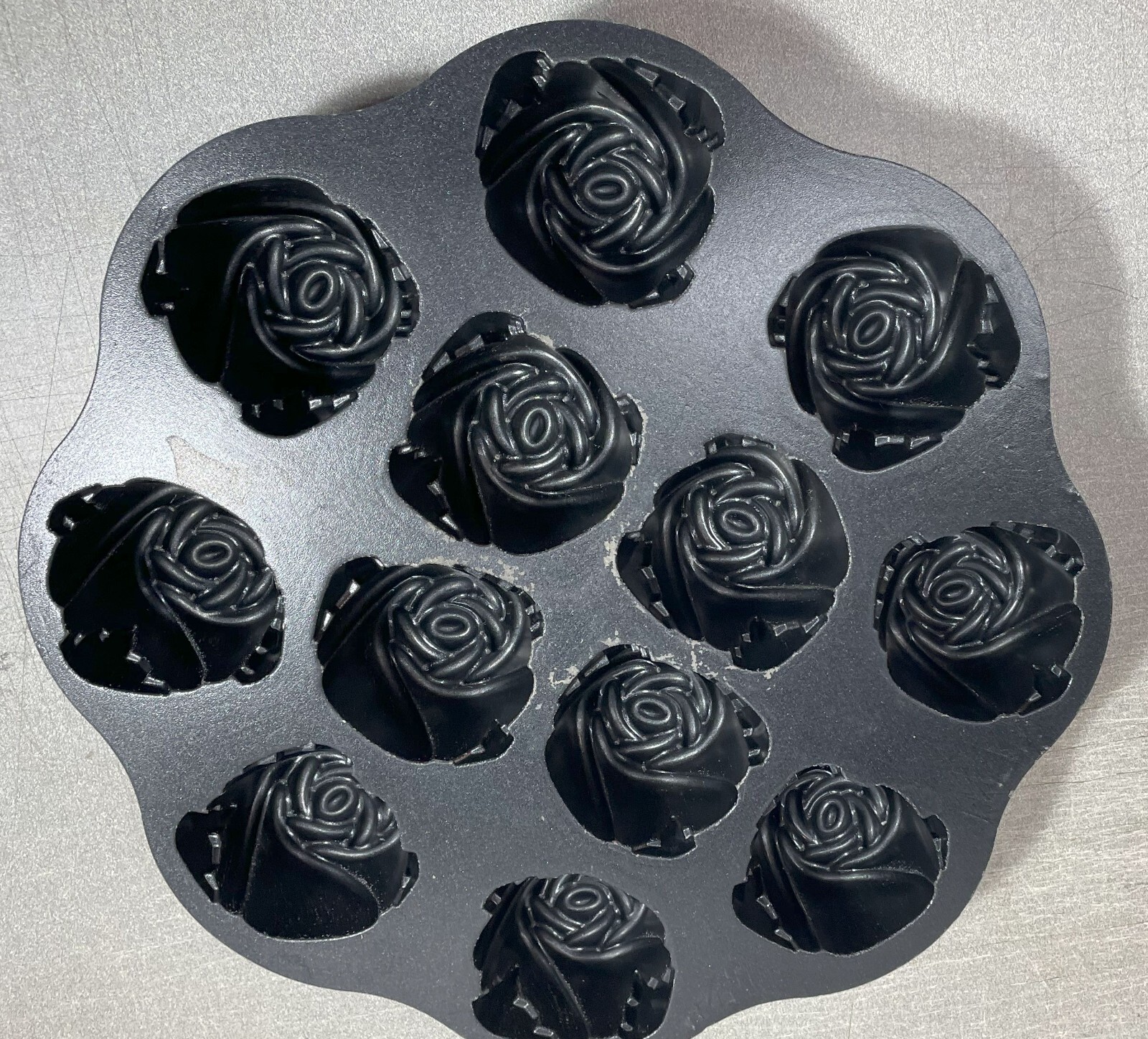 Nordic Ware Sweetheart Rose Pan 12 Cakelets Non Stick Mini Bundt USED