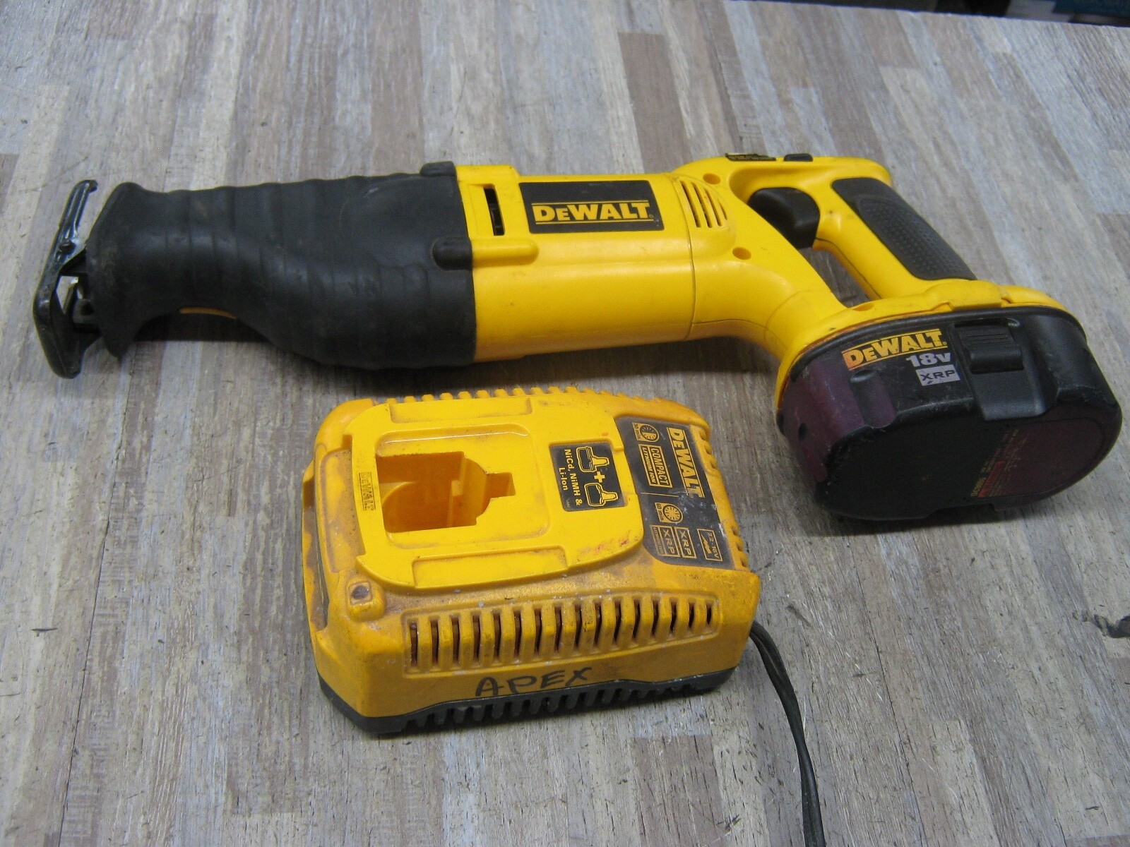 DeWalt DC385 18V Reciprocating Saw W/ BATTERY CHARGER TESTED eBay