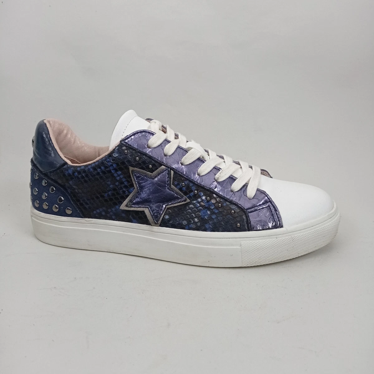 Moda in sale pelle navy trainers