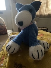 Frusta fatta a mano in maglia cucciolo levriero giocattolo morbido blu e bianco con bandana rosa