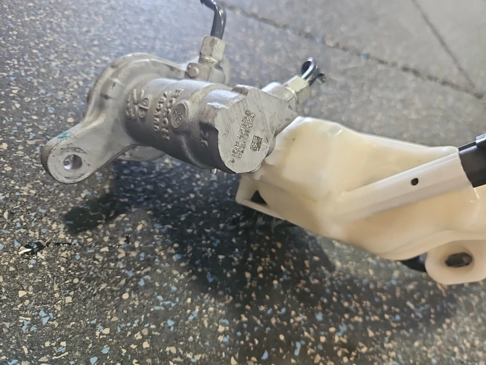 Nissan Rogue 2014-2020 depósito de cilindro maestro de frenos 9 Foto 3 de 3