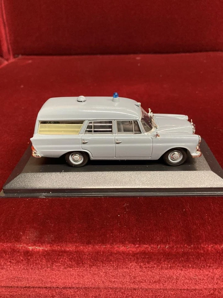 Minichamps Mercedes-Benz 190 Ambulance 1 43 Scale Grey Model Collectible - Image 4 of 4