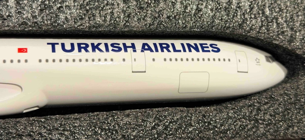 Turkish Airlines Boeing 777-300ER 1:200 Model Plane w/ Stand Box & Gift Bag