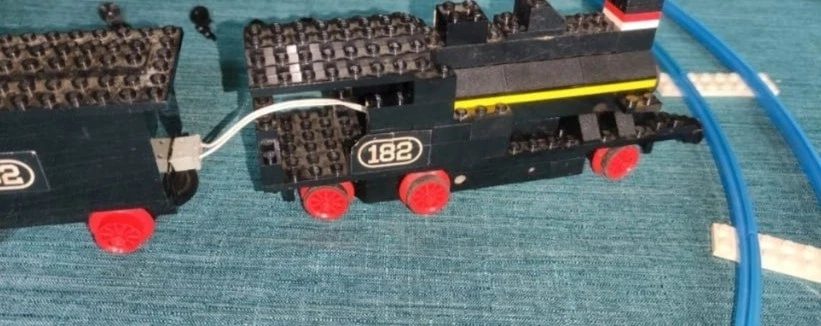 LEGO TRAIN LOCOMOTIVE AVEC WAGONS PASSAGERS - Photo 2/4