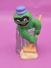 Vtg Sesame Street OSCAR w BROOM Muppets, Inc Tara Toy Co. 2.5" Vinyl Figure