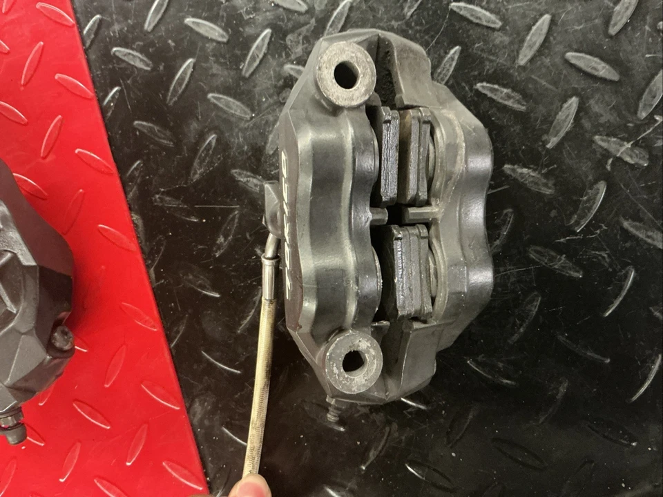 Суппорты переднего тормоза 03–04 Kawasaki Ninja Zx6r 636 с лесками и колодками - Изображение 3 из 4