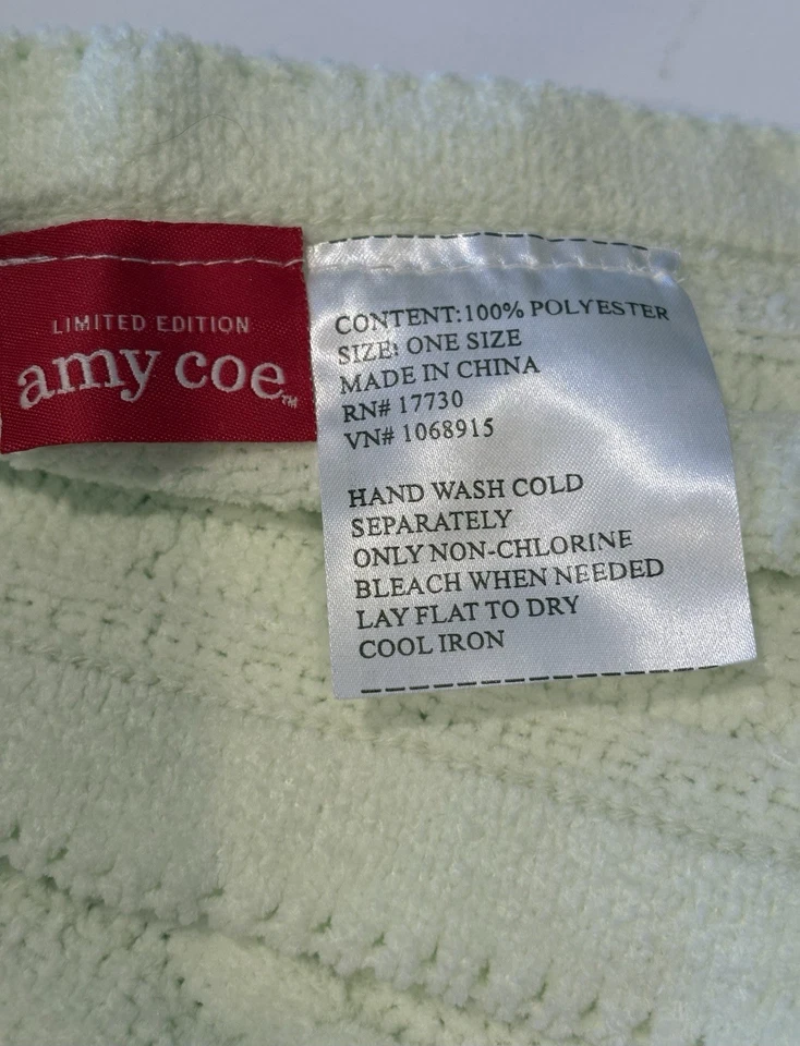 Manta de bebé Amy Coe verde pastel de chenilla tejida con cable edición limitada etiqueta roja Foto 4 de 4