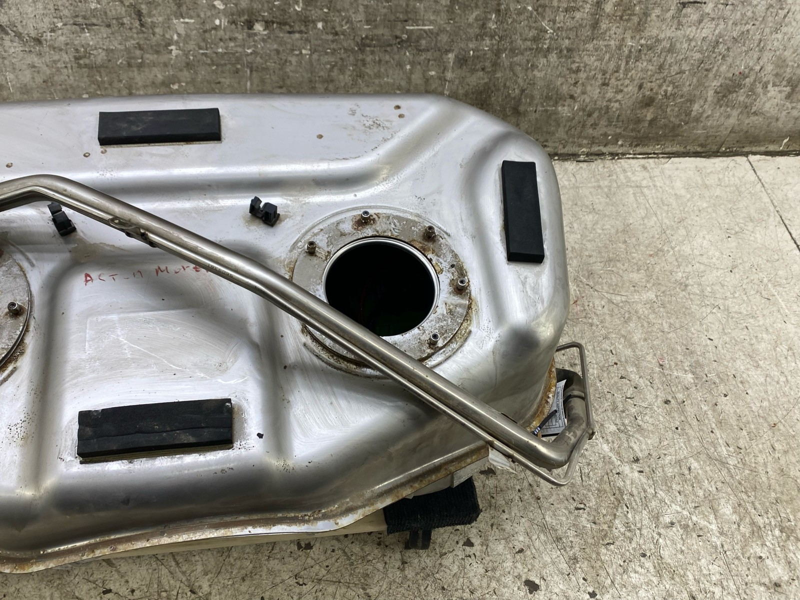 2020 2021 2022 2023 2024 2025 ASTON MARTIN DBX FUEL TANK W/ PUMP MY83-9K007-AE