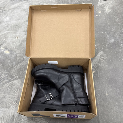 Steve Madden Crusader Women s Genuine Leather Inside Zip Lug Boot Black NEW US 8