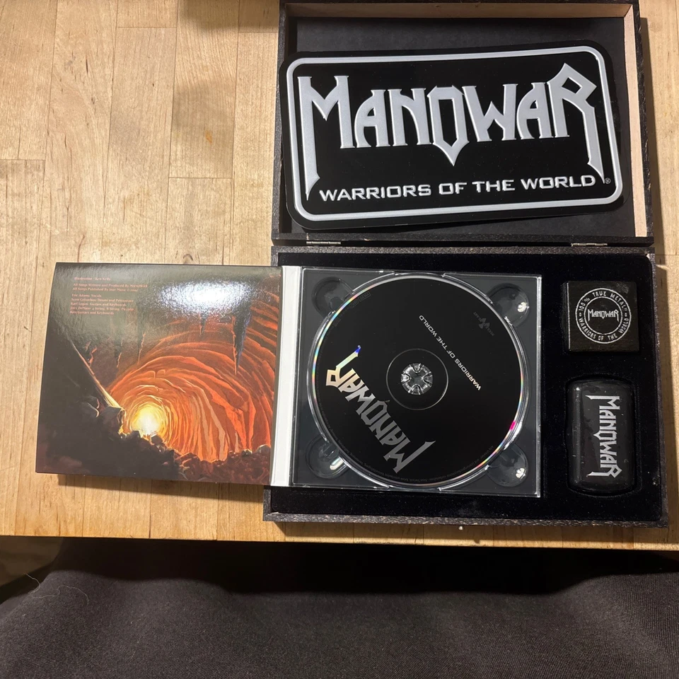 Manowar - Warriors of the World Box Set, Holzbox, Stempelset, Blechschild - Bild 3 von 3
