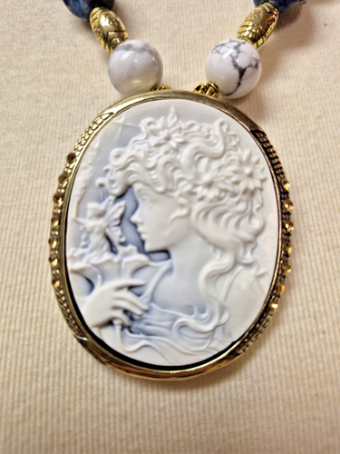 22 inch white & blue cameo pendant on beaded glass necklace gold tone - Picture 3 of 12