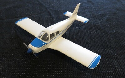 Minicraft 1/48 Piper Cherokee 140 (motorisiert gebaut) 