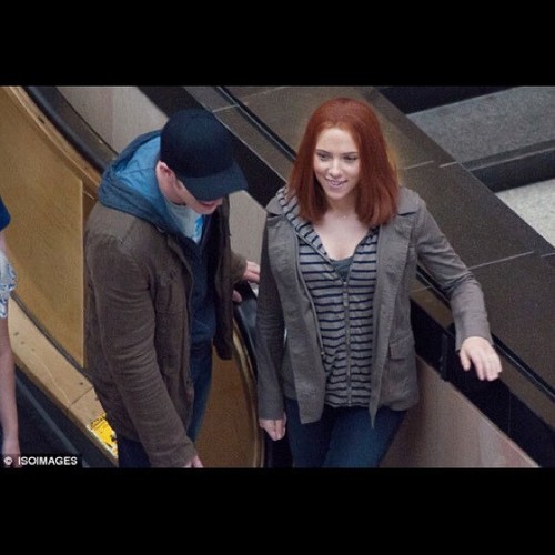 Espléndida Chaqueta con Capucha Safari Ciudad del Cabo a Rayas Natasha Romanoff Viuda Negra - Imagen 5 de 5